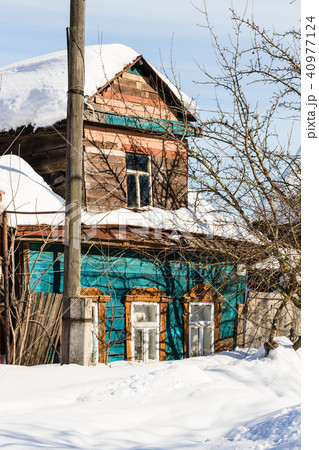 snow-covered old urban wooden house in Suzdal snow-covered old urban wooden house in Suzdal 40977124