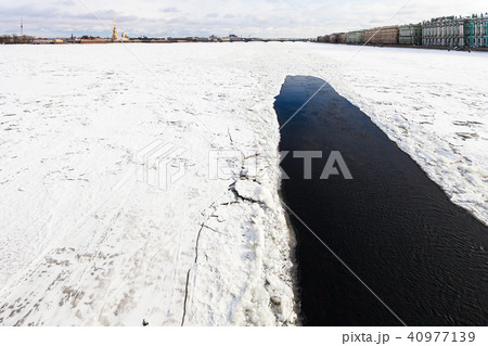 Neva river with polynya near Palace embankment Neva river with polynya near Palace embankment 40977139