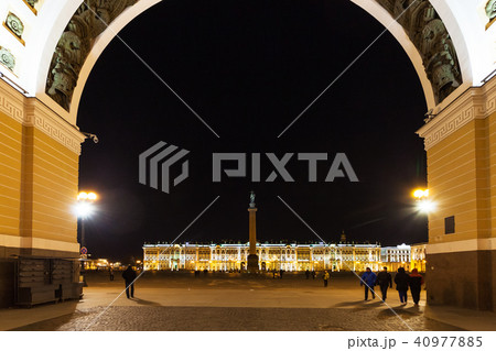 view of Palace Square through Arch in night 40977885