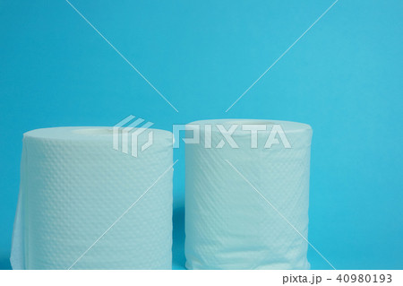 日用品 トイレットペーパー 青色背景 日用品 トイレットペーパー 青色背景 40980193