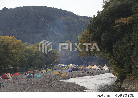 キャンプ客が集まる晩秋の巾着田にて 40980209