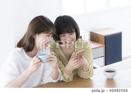 女性　スマホ　二人　さわやか 40980568