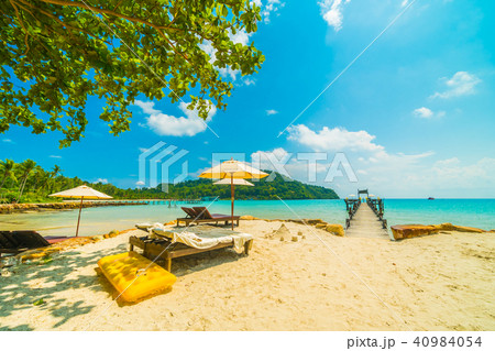 Beautiful tropical beach and sea with coconut palm tree in paradise island Beautiful tropical beach and sea with coconut palm tree in paradise island 40984054