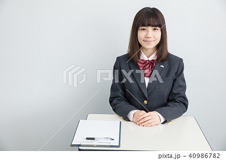 学校の椅子に座った女子高校生 学校の椅子に座った女子高校生 40986782