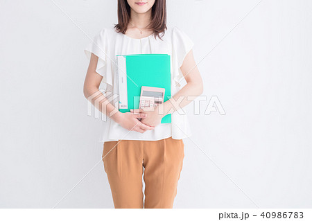 電卓と書類を持つ主婦 40986783