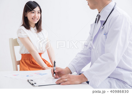 ドクター(医師)の診断を受ける若い女の子 ドクター(医師)の診断を受ける若い女の子 40986830