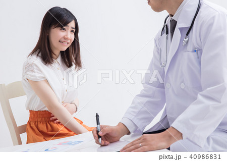 ドクター(医師)の診断を受ける若い女の子 ドクター(医師)の診断を受ける若い女の子 40986831