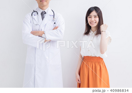 ガッツポーズをする医師と若い女の子 40986834