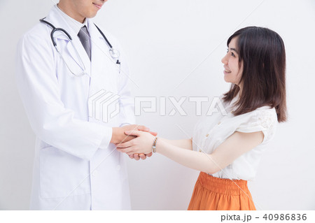 握手をする医師と若い女の子 40986836