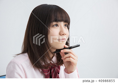 塾や学校で将来を考える夏服の女子高校生 40986855