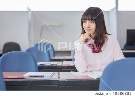 塾の教室で笑顔でいる夏服を着た女子高校生 塾の教室で笑顔でいる夏服を着た女子高校生 40986885