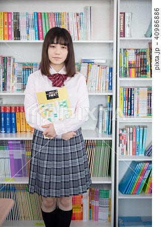 本棚の前の女子高校生 本棚の前の女子高校生 40986886