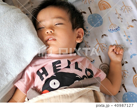 熟睡中の一歳男児 40987127
