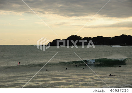 サーフィン風景　千葉県勝浦市　夕暮れ 40987236