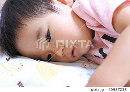 寝起きの一歳男児 40987258