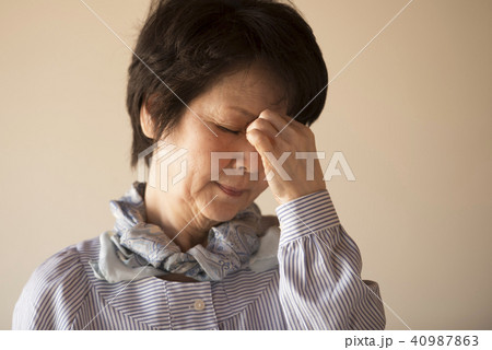 目の疲れに悩むシニア女性 40987863