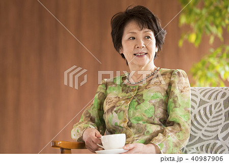 コーヒーカップを持ち微笑むシニア女性 コーヒーカップを持ち微笑むシニア女性 40987906