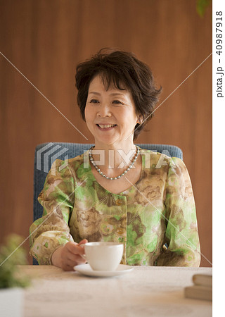 コーヒーカップを持ち微笑むシニア女性 40987918
