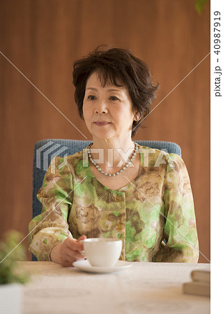 コーヒーカップを持ち微笑むシニア女性 40987919
