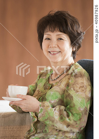 コーヒーカップを持ち微笑むシニア女性 40987926