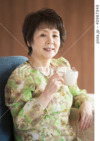コーヒーカップを持ち微笑むシニア女性 40987949