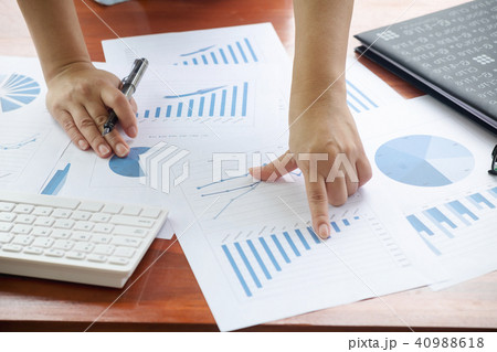 Business woman discussion and analysis data Business woman discussion and analysis data 40988618