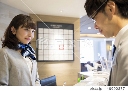 受付嬢　案内係　フロント　カウンター　受付　チェックイン 40990877