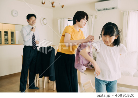 子供のいるファミリー 小学生の登校準備 40991920