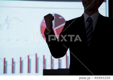 ビジネス　オフィス　ビジネスマン　会議　プレゼン 40993209