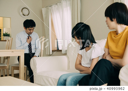 夫婦喧嘩 父親と対立する母娘 40993962