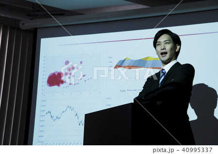ビジネス オフィス ビジネスマン 会議 プレゼン ビジネス オフィス ビジネスマン 会議 プレゼン 40995337