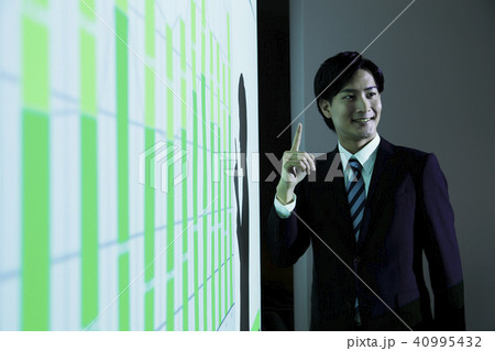 ビジネス　オフィス　ビジネスマン　会議　プレゼン 40995432