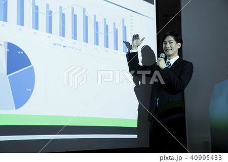 ビジネス　オフィス　ビジネスマン　会議　プレゼン 40995433