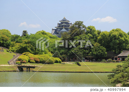 岡山後楽園と岡山城（沢の池から見る唯心山西麓と廉池軒・岡山城天守） 40997994