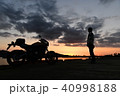 朝日とバイクと横向きライダー 40998188