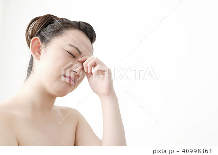 美容イメージ　悩む若い女性 40998361