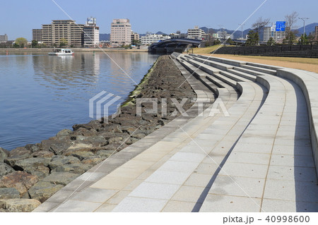 白潟公園から松江しんじ湖温泉、松江城、宍道湖大橋方面を見る 白潟公園から松江しんじ湖温泉、松江城、宍道湖大橋方面を見る 40998600