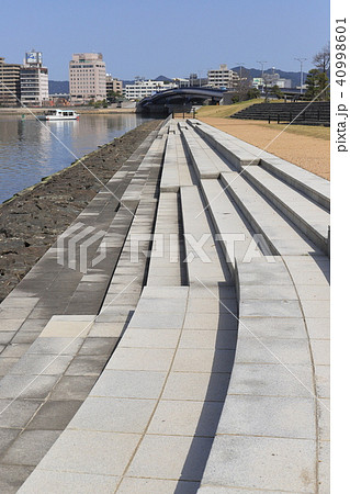 白潟公園から松江しんじ湖温泉、松江城、宍道湖大橋方面を見る 40998601