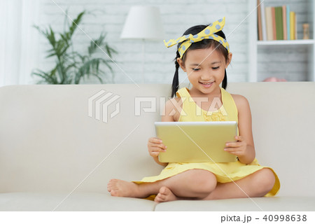 Reading e-book 40998638