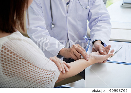 Checking pulse 40998765