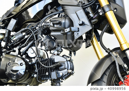 整備中のオートバイ 40998956