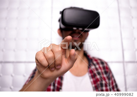young man wearing virtual reality glasses 40999082