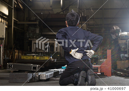 製造業イメージ　腰痛 41000697