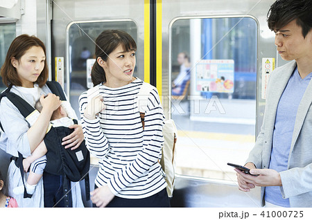 鉄道マナー 駆け込み乗車はやめましょう の写真素材