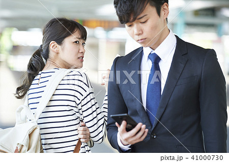 鉄道マナー　駅で歩きスマホは気を付けましょう！ 41000730