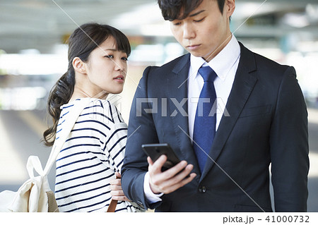 鉄道マナー 駅で歩きスマホは気を付けましょう! 鉄道マナー 駅で歩きスマホは気を付けましょう! 41000732