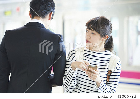 鉄道マナー 駅で歩きスマホは気を付けましょう! 鉄道マナー 駅で歩きスマホは気を付けましょう! 41000733