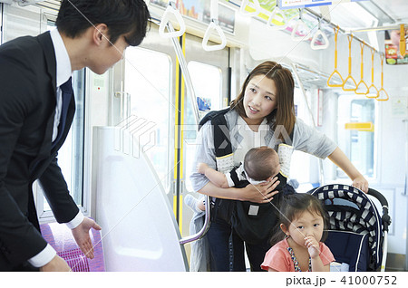 鉄道マナー 小さな子供とお母さんには席を譲ってあげましょう の写真素材