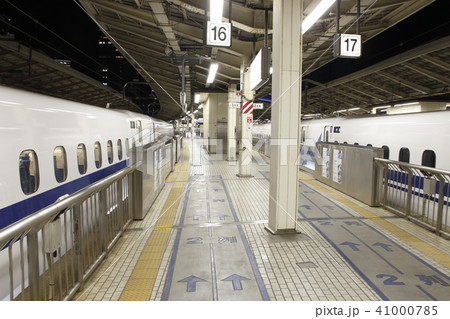 東京駅23:45・東海道新幹線ホームにて 東京駅23:45・東海道新幹線ホームにて 41000785