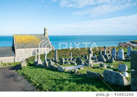 イギリス郊外の海岸脇の墓地　石造りの教会と広がる海 41001268